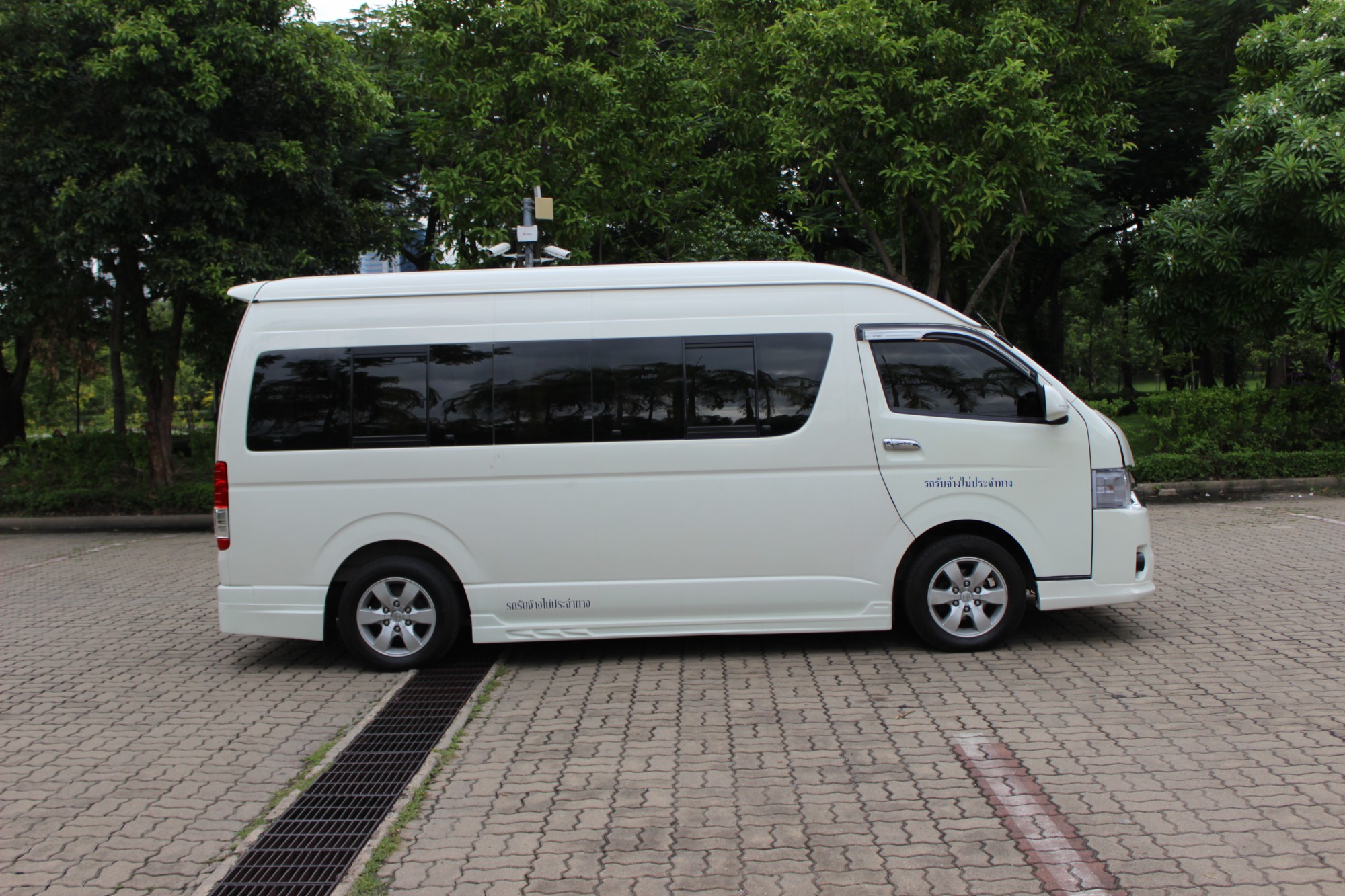 Toyota HiAce Commuter ปี 2015สีขาว