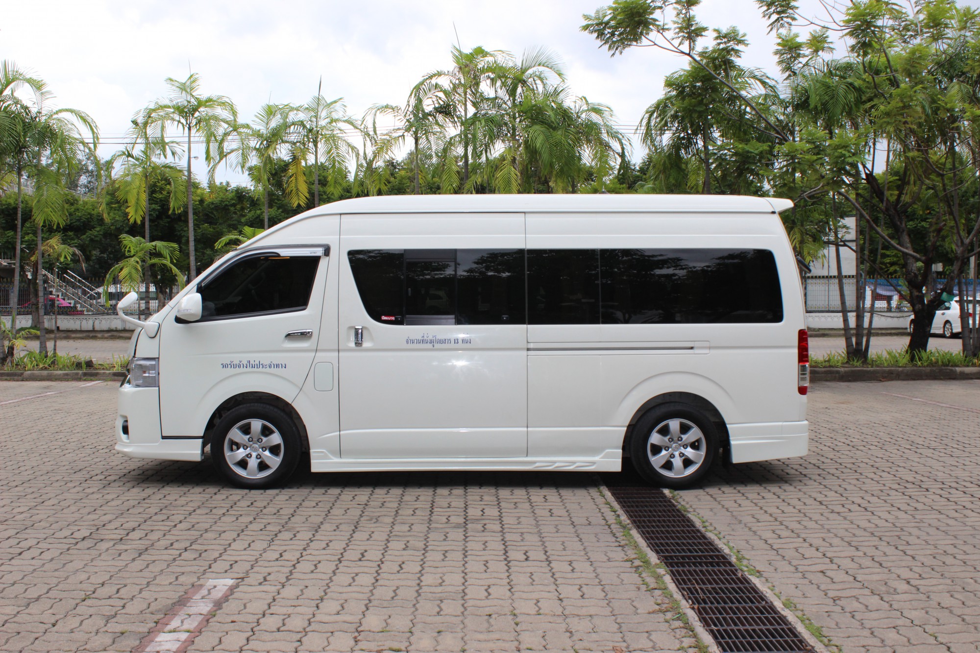 Toyota HiAce Commuter ปี 2015สีขาว