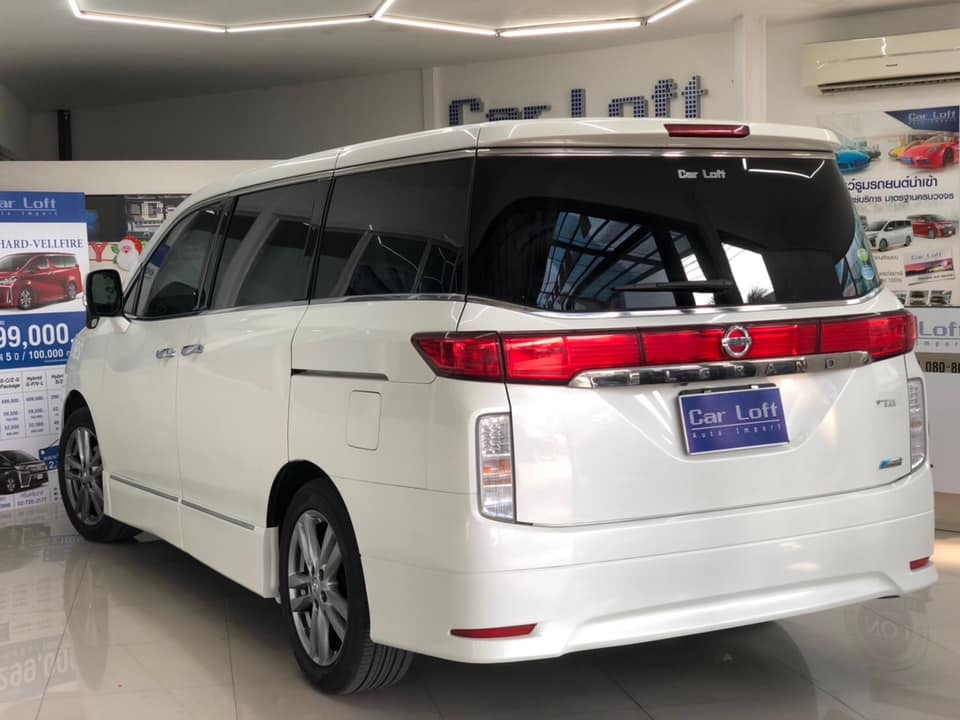 Nissan Elgrand ปี 2010 สีขาว