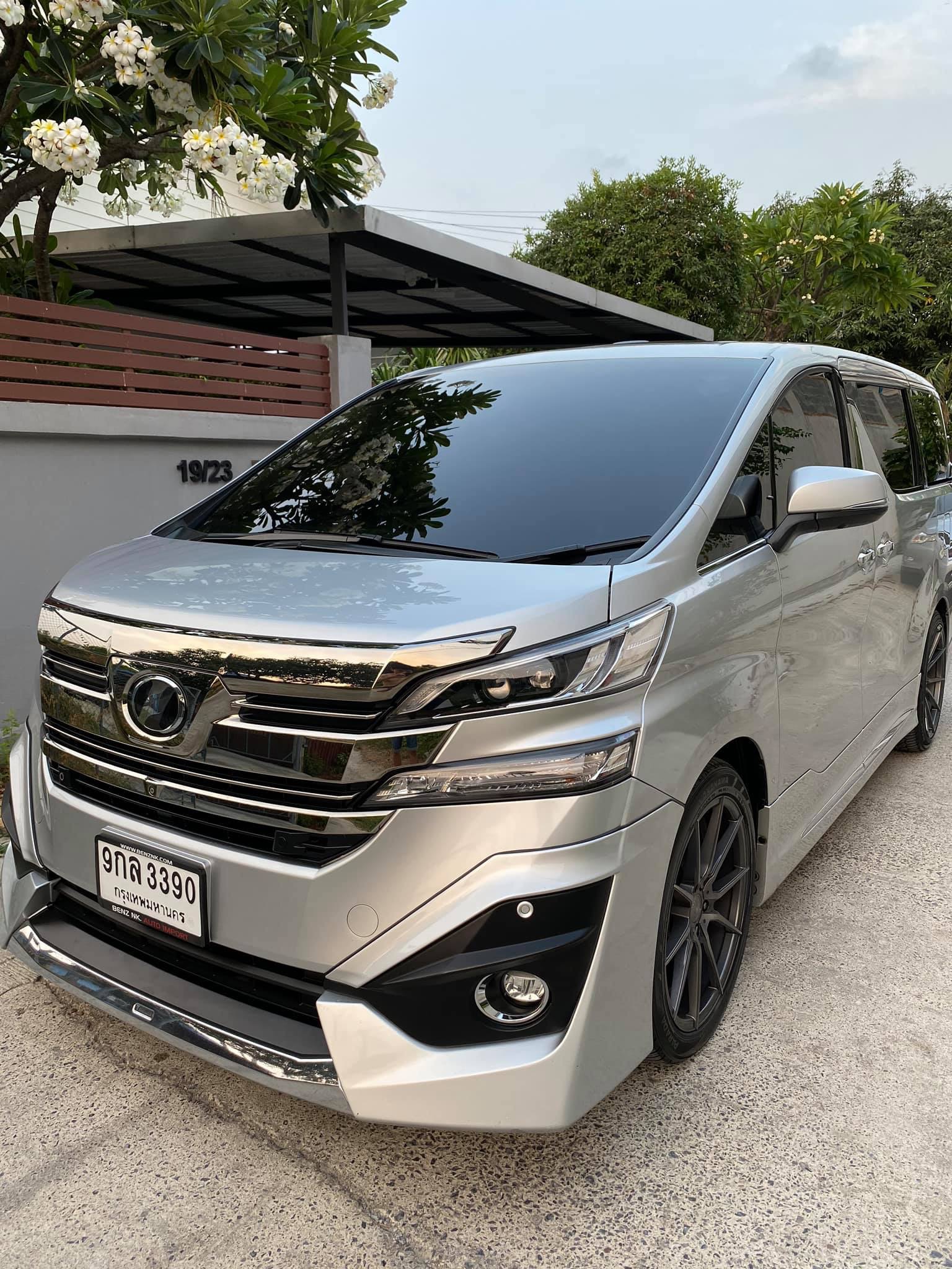 Toyota Vellfire ปี 2016 สีเงิน