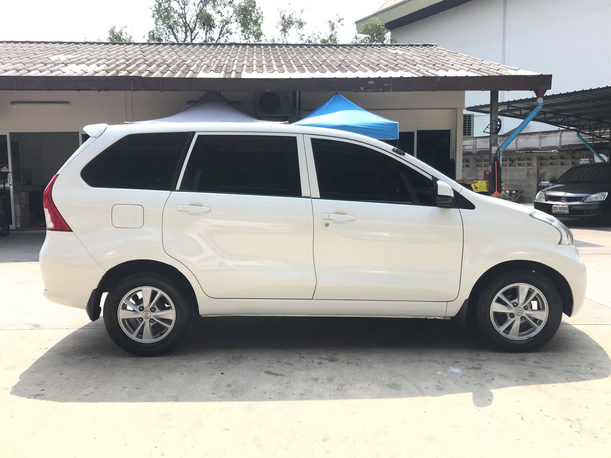 Toyota Avanza ปี 2013 สีขาว