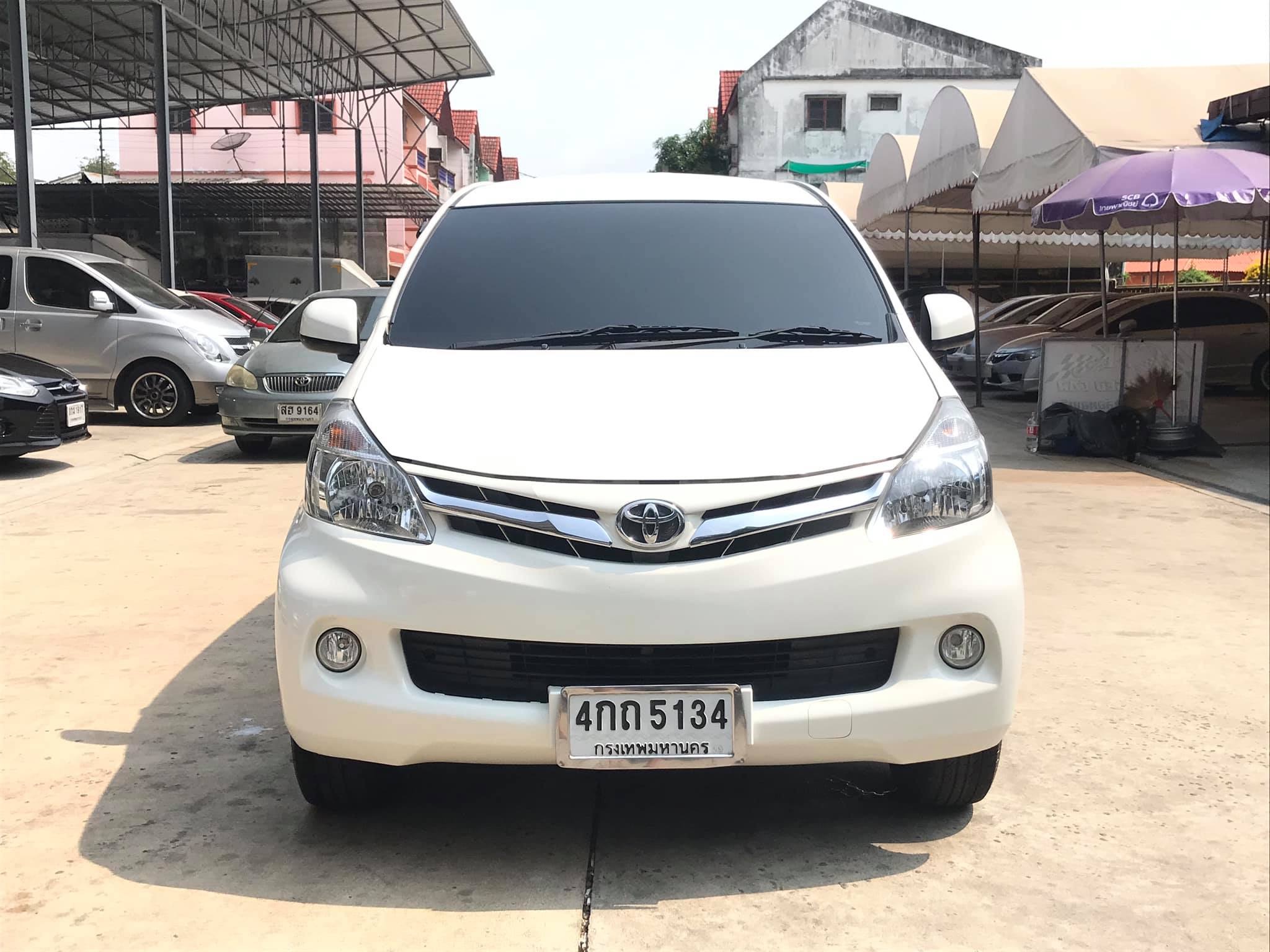 Toyota Avanza ปี 2013 สีขาว