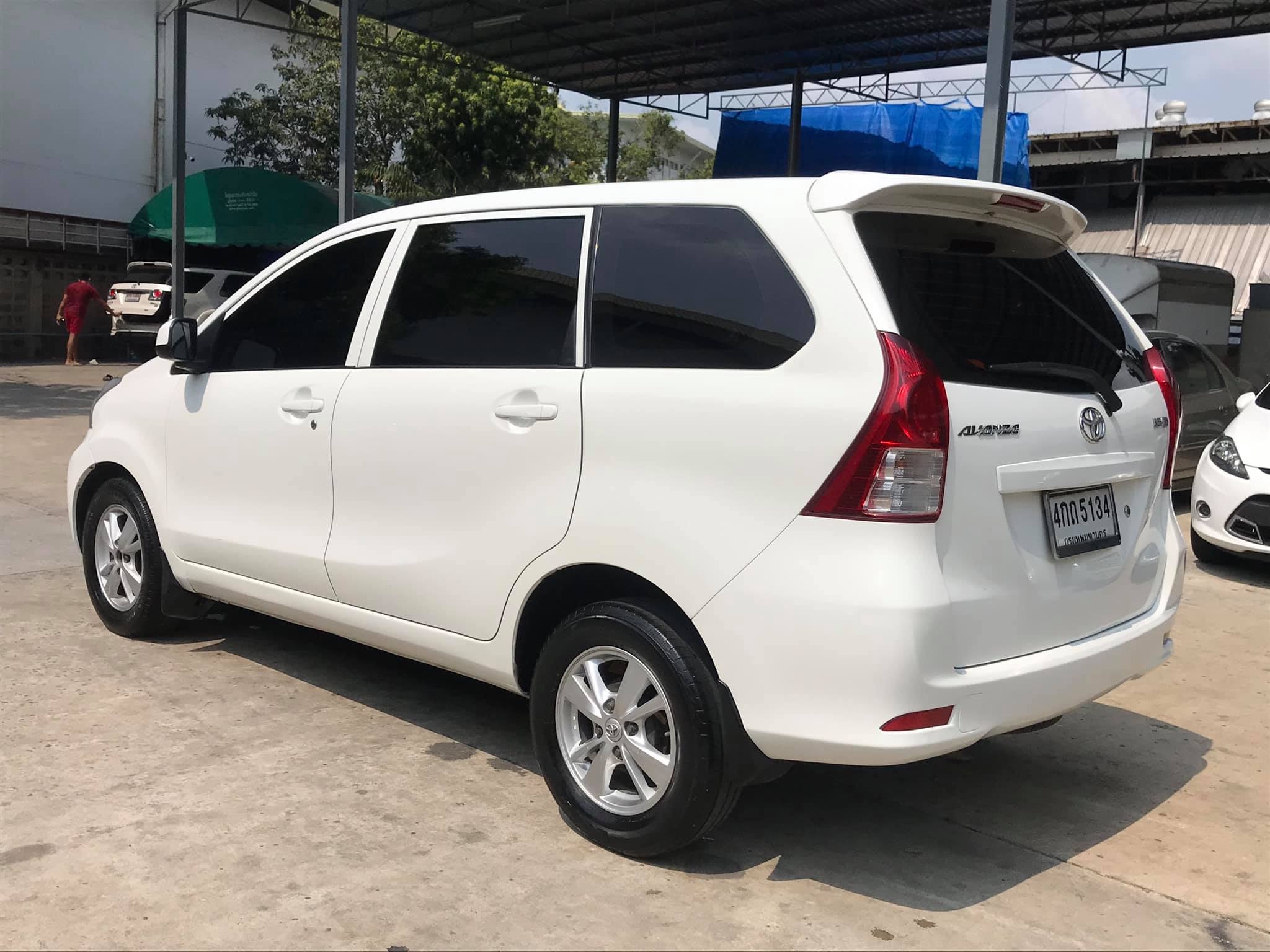 Toyota Avanza ปี 2013 สีขาว