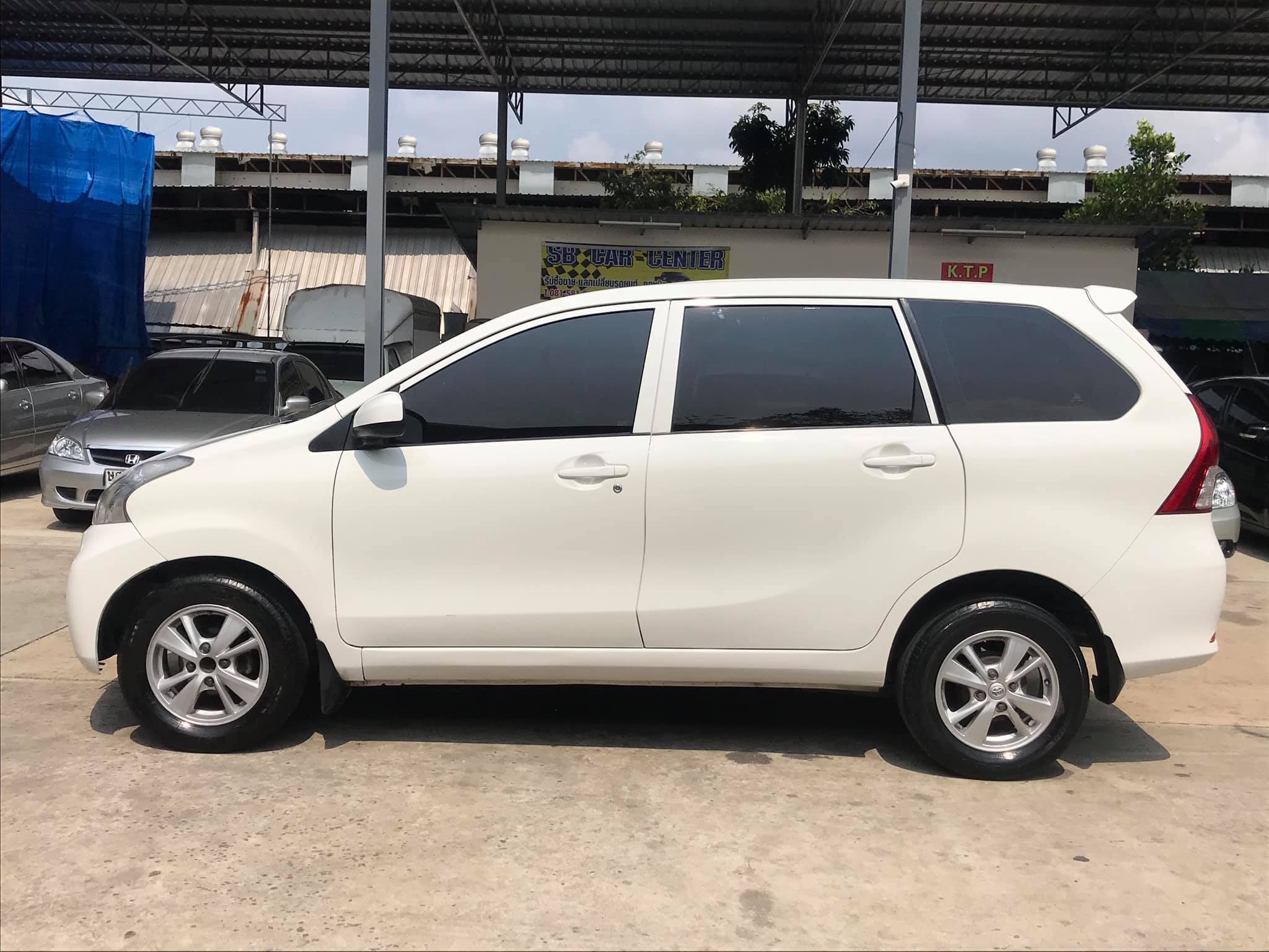 Toyota Avanza ปี 2013 สีขาว