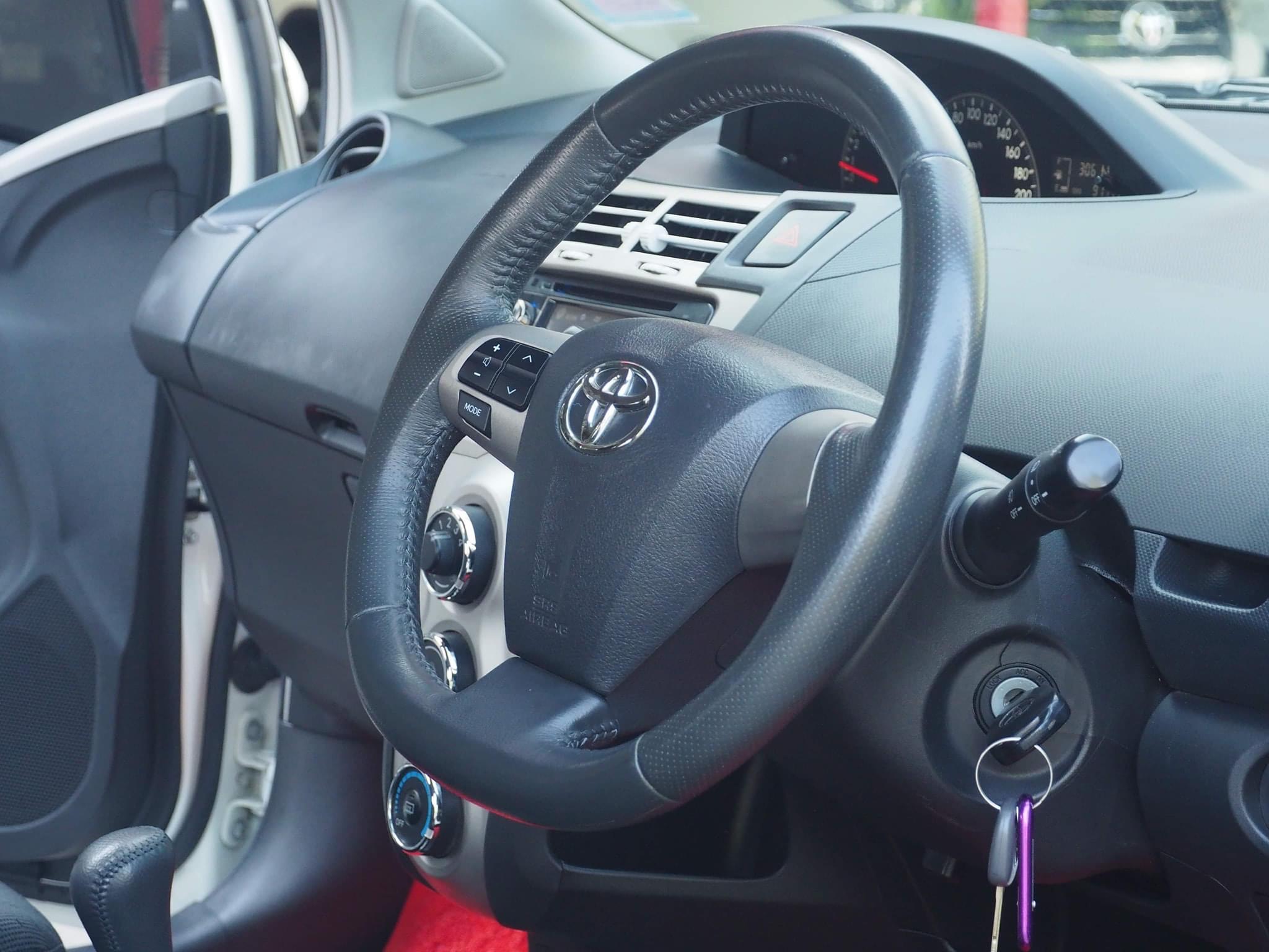 Toyota Yaris ปี 2013 สีขาว