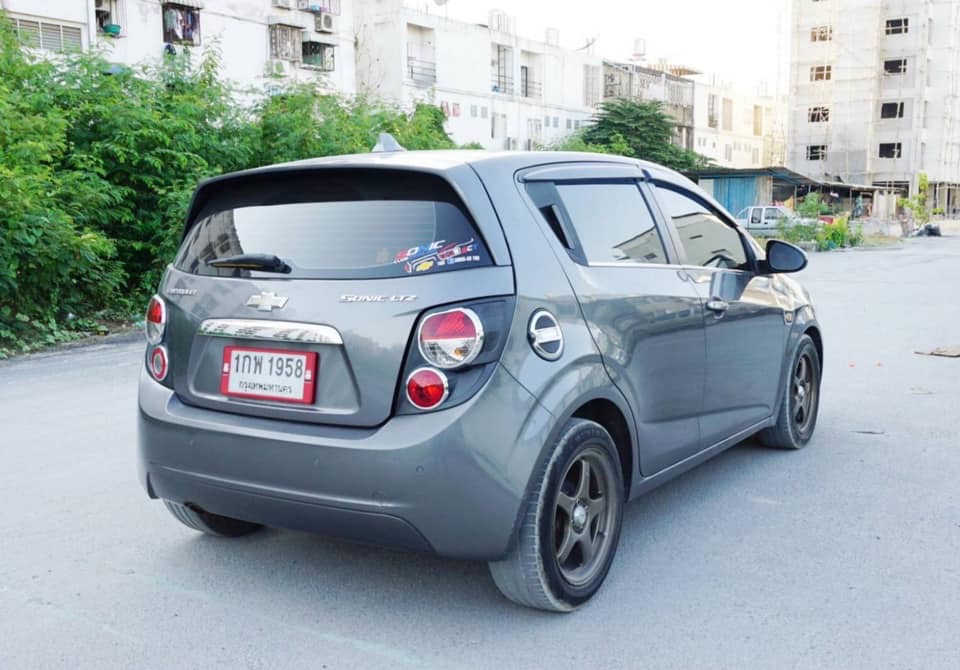 Chevrolet Sonic โฉม 5 ประตู ปี 2013 สีเทา