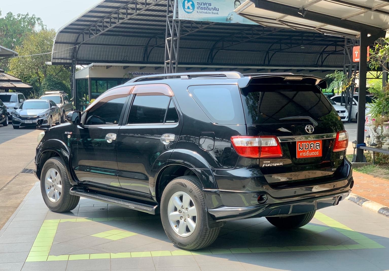 Toyota Fortuner ไมเนอร์เชนจ์ 1 ปี 2010 สีดำ