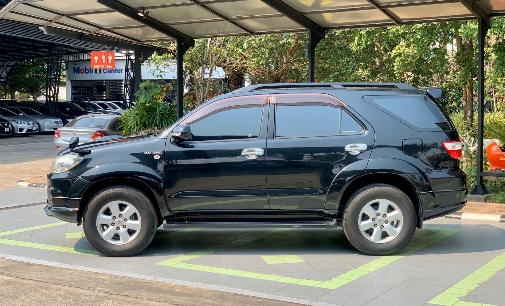 Toyota Fortuner ไมเนอร์เชนจ์ 1 ปี 2010 สีดำ