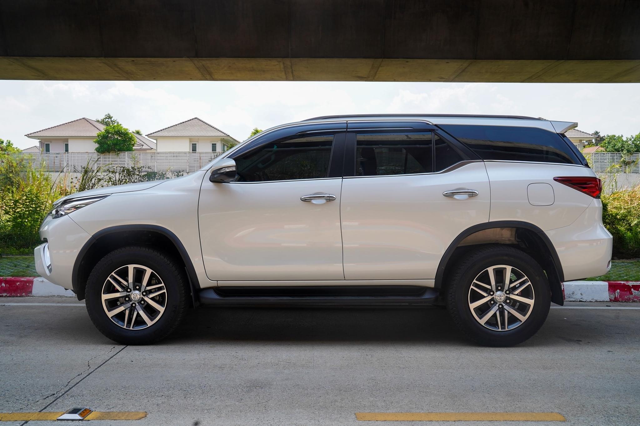 Toyota Fortuner ปี 2016 สีขาว