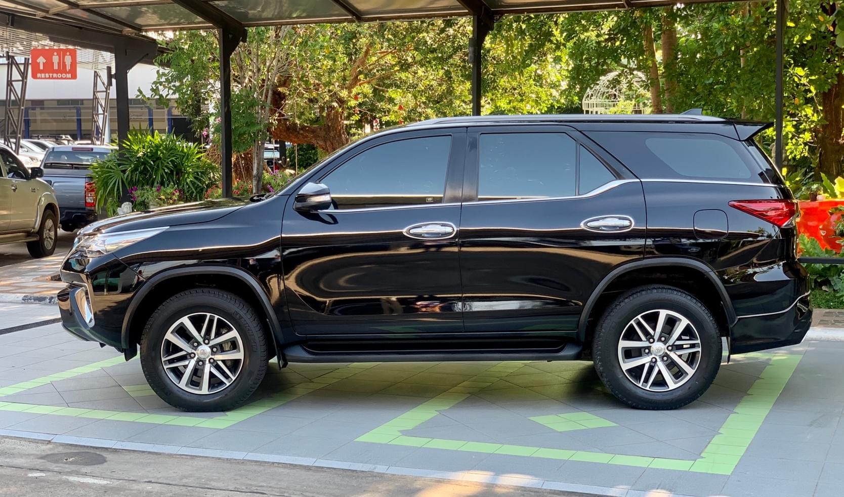 Toyota Fortuner ปี 2015 สีดำ