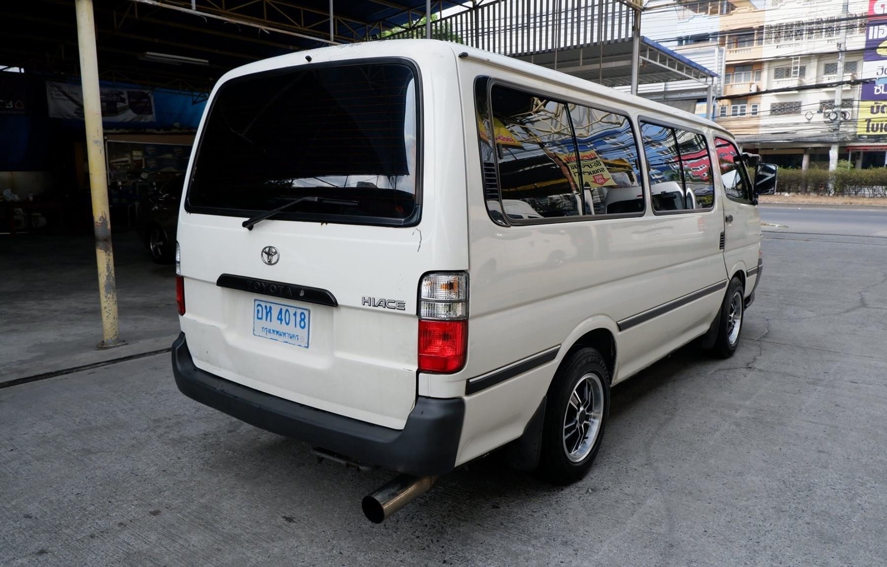 Toyota HiAce หัวจรวด ปี 2003 สีขาว