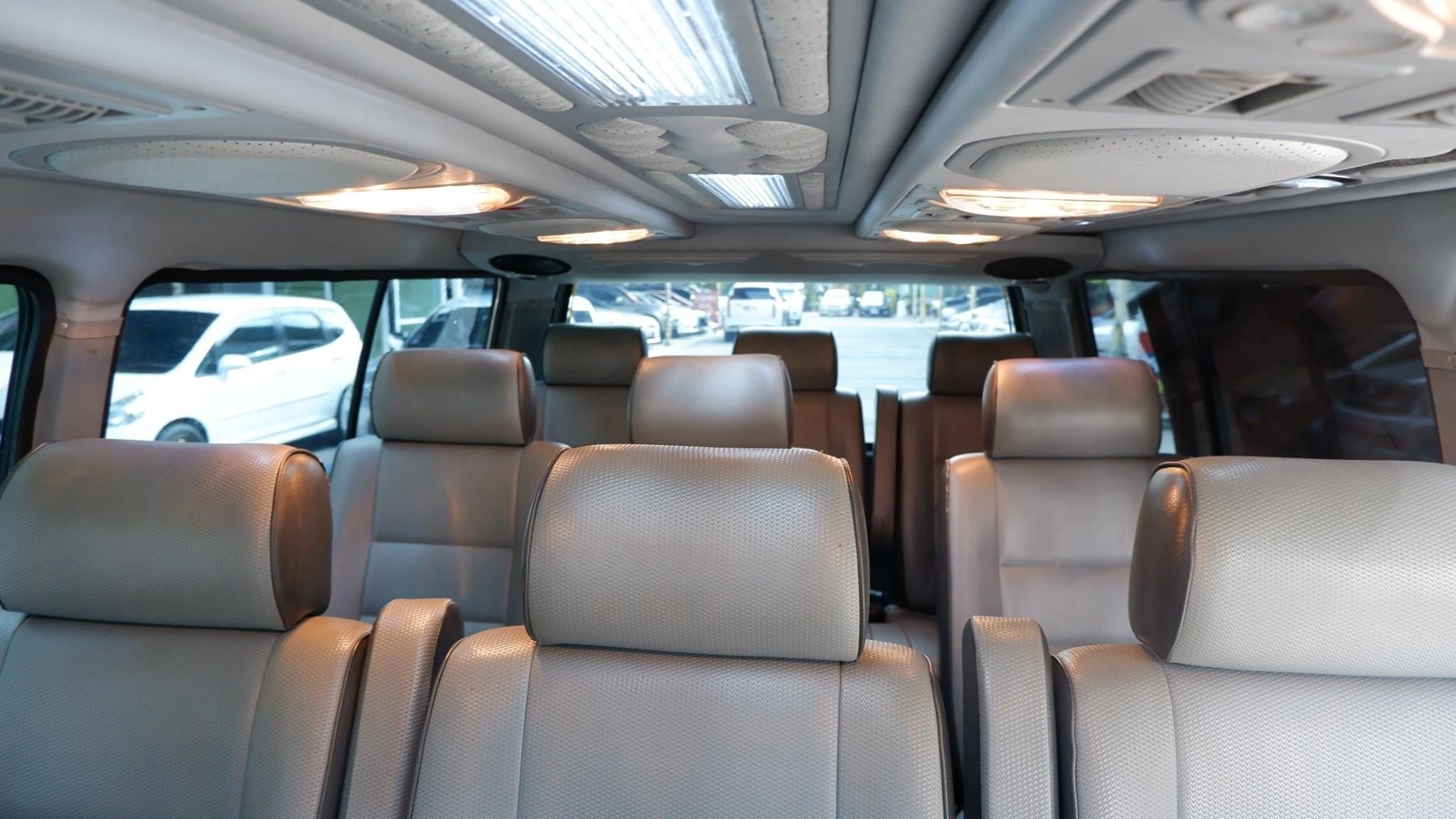 Toyota HiAce หัวจรวด ปี 2003 สีขาว