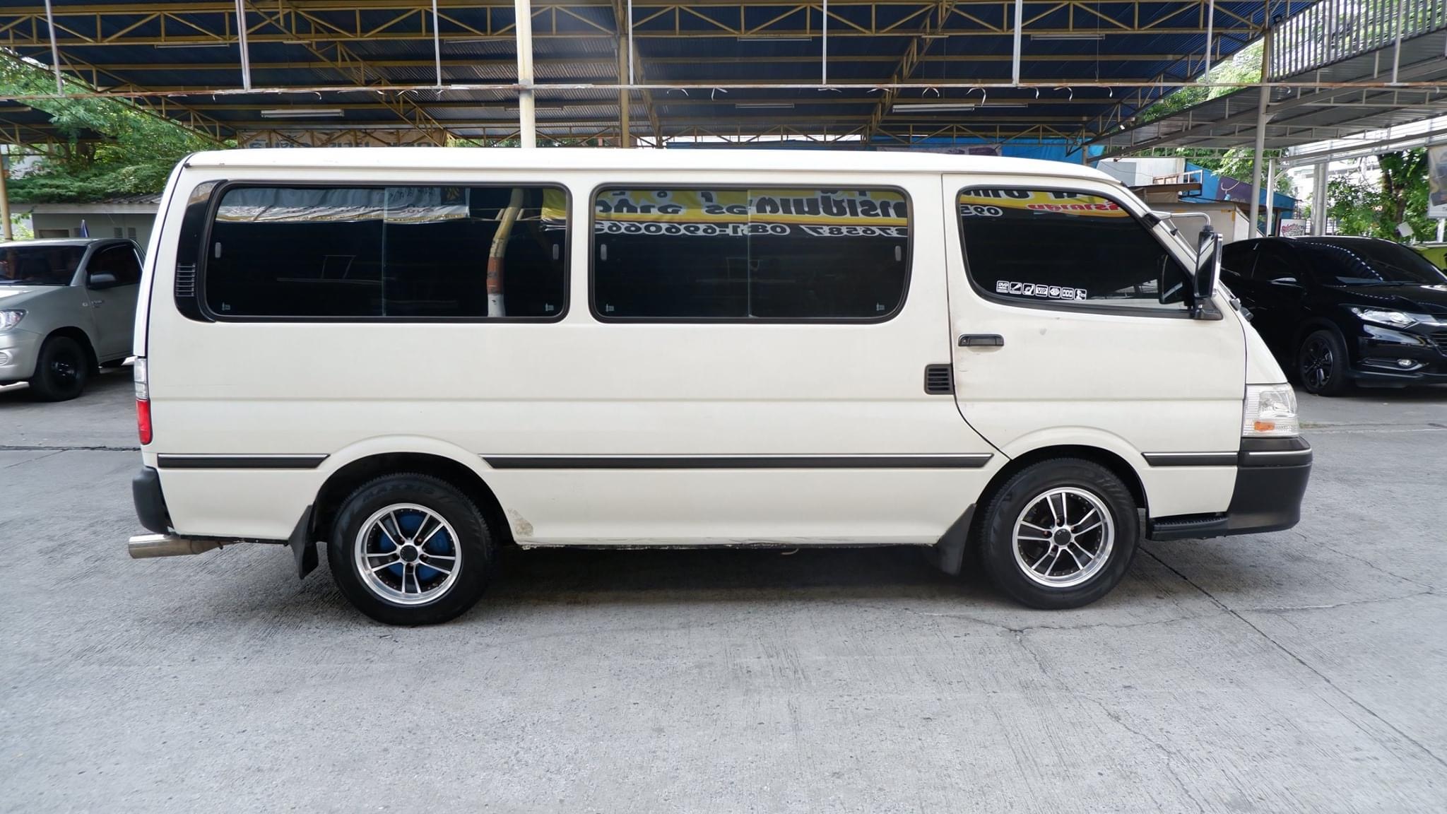 Toyota HiAce หัวจรวด ปี 2003 สีขาว