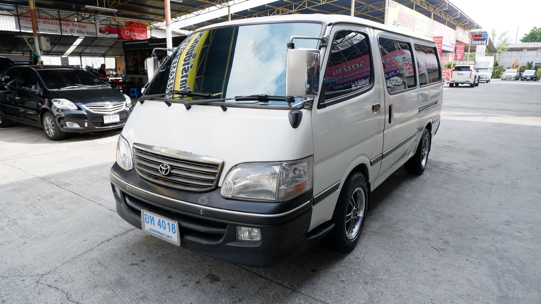 Toyota HiAce หัวจรวด ปี 2003 สีขาว