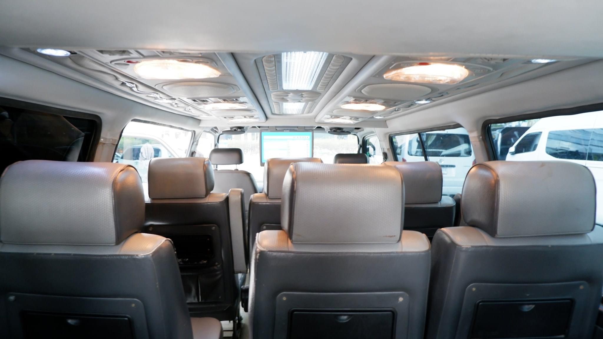 Toyota HiAce หัวจรวด ปี 2003 สีขาว