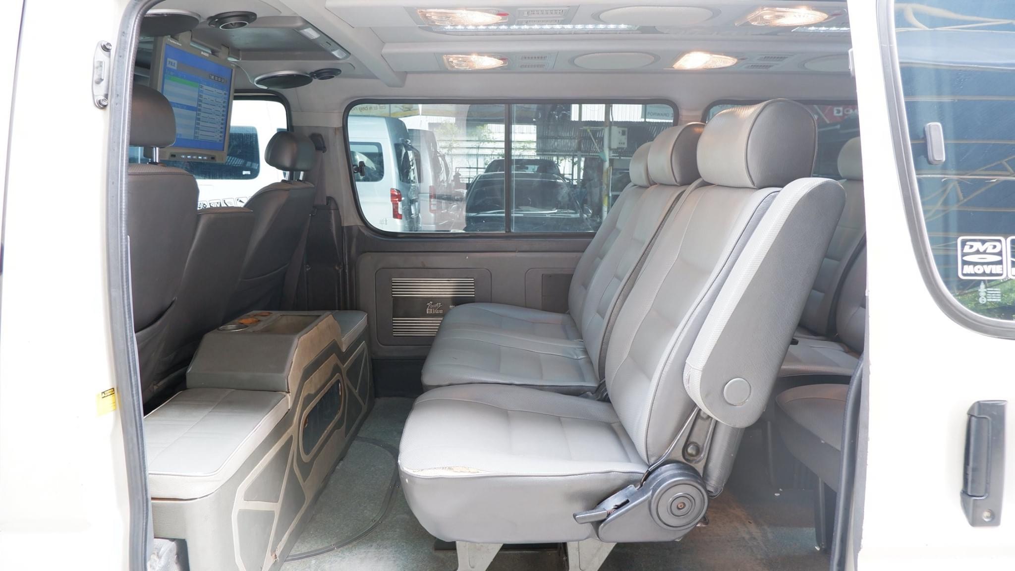 Toyota HiAce หัวจรวด ปี 2003 สีขาว