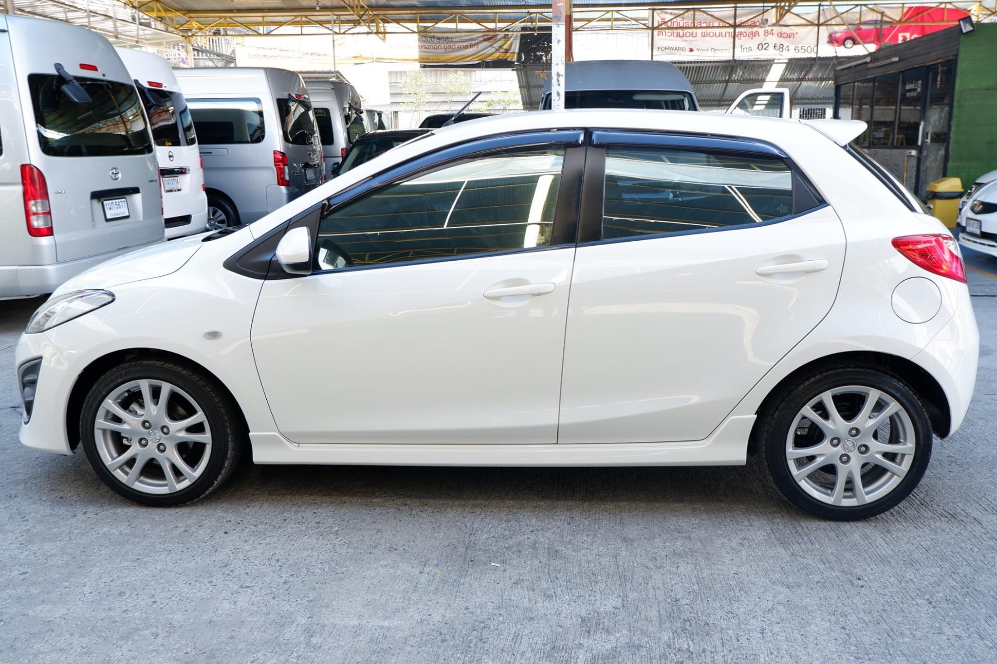 Mazda 2 ปี 2012 สีขาว