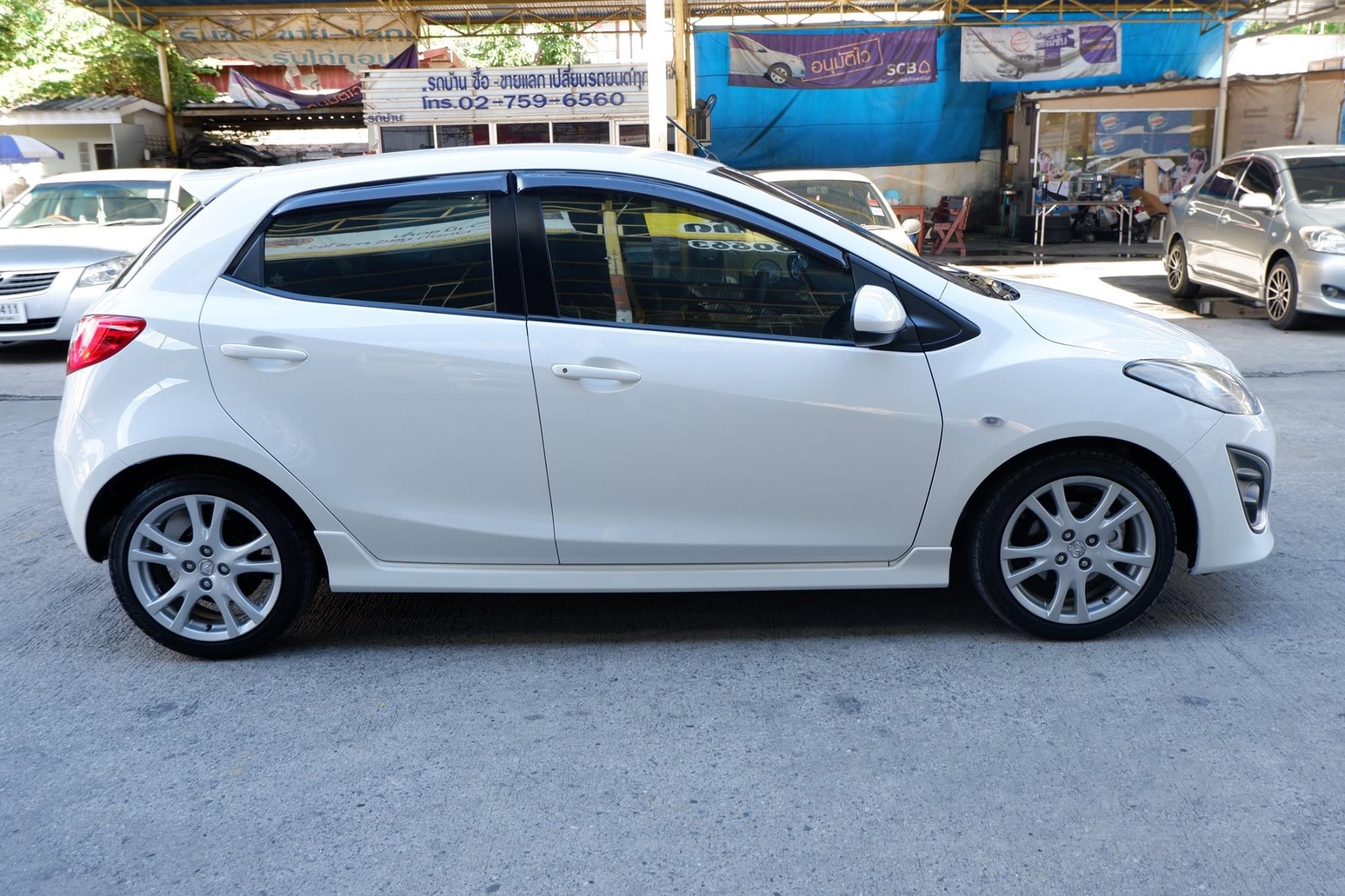 Mazda 2 ปี 2012 สีขาว