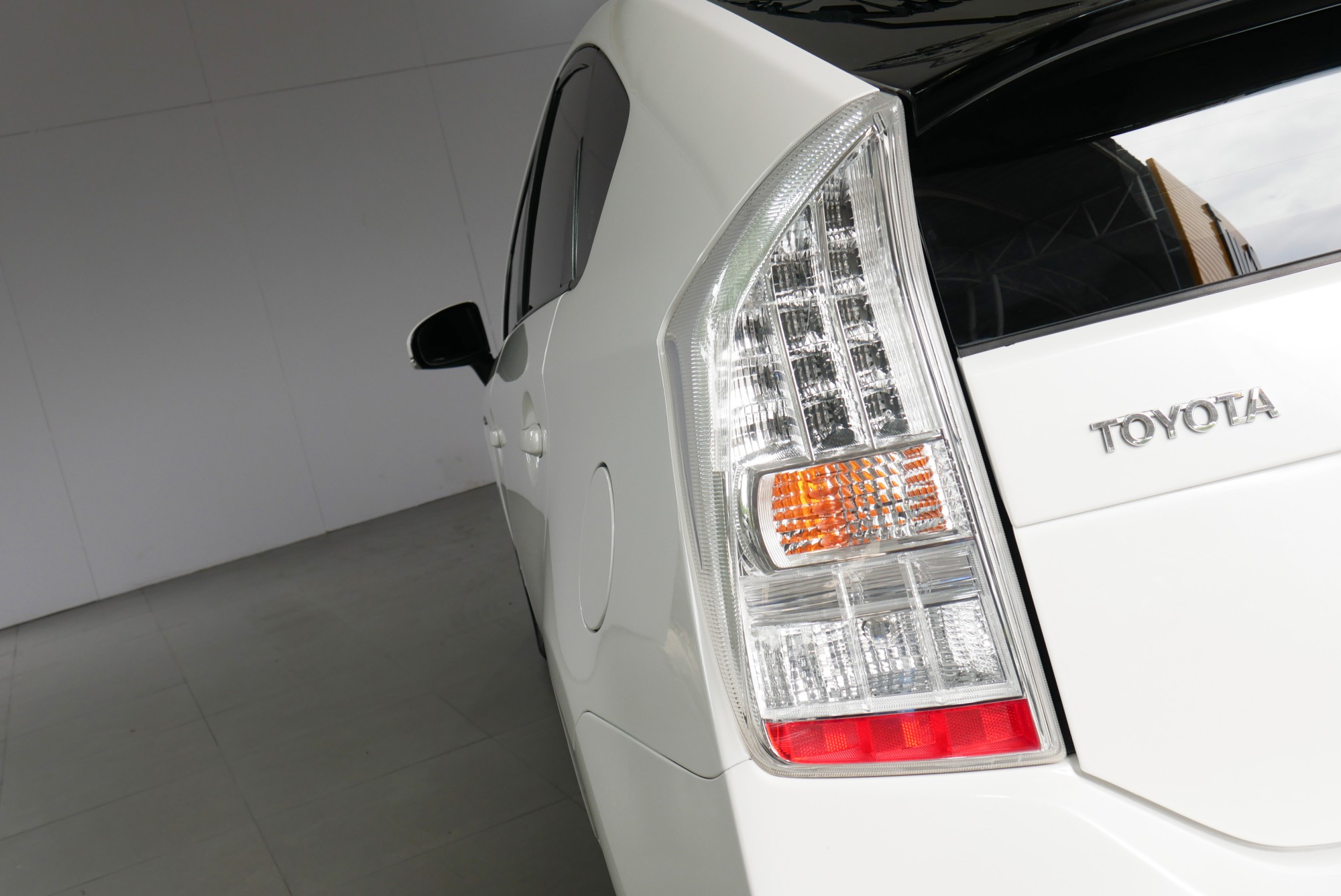 Toyota Prius ปี 2011 สีขาว