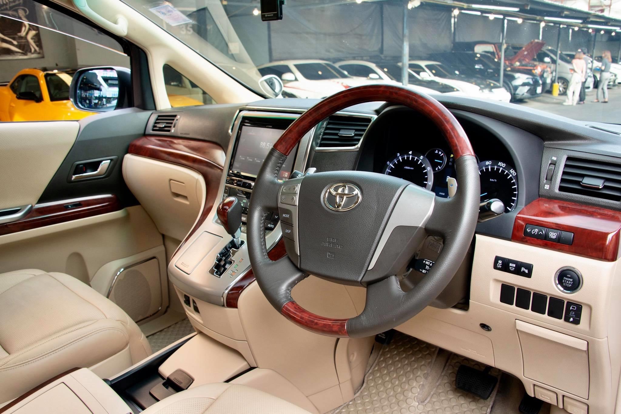 Toyota Alphard ปี 2012 สีขาว