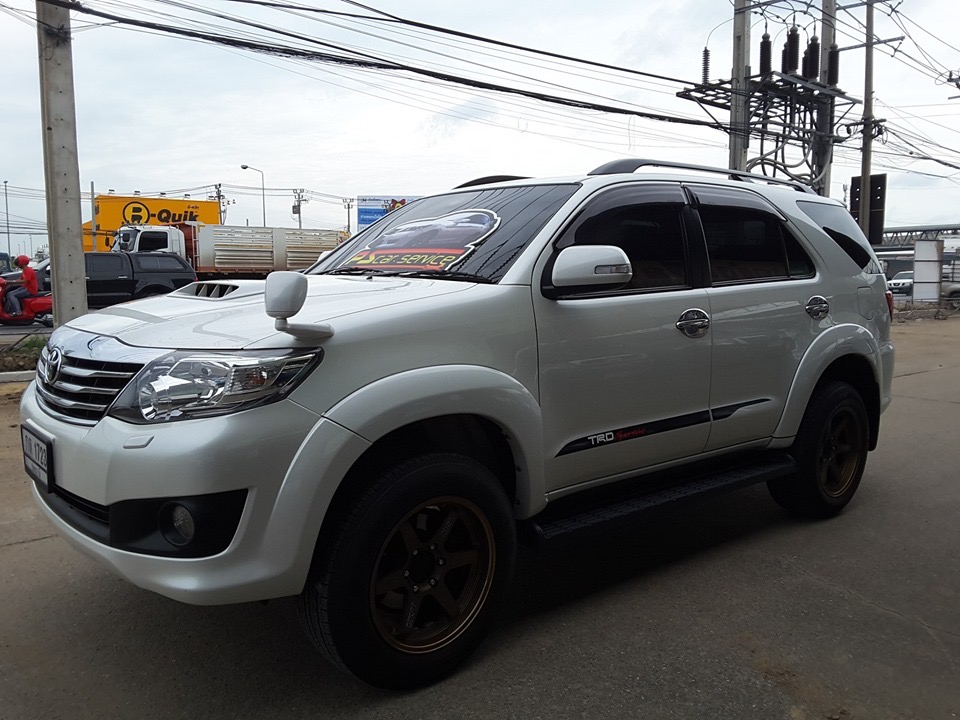 Toyota Fortuner GEN 1 โฉม 2011-2014 ปี 2014 สีขาว