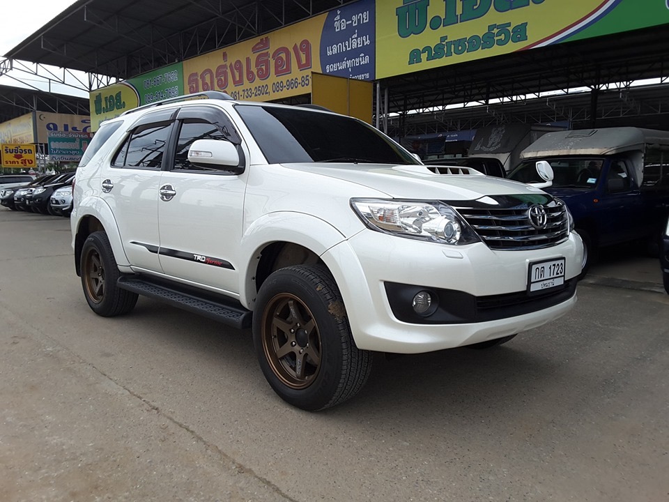 Toyota Fortuner GEN 1 โฉม 2011-2014 ปี 2014 สีขาว