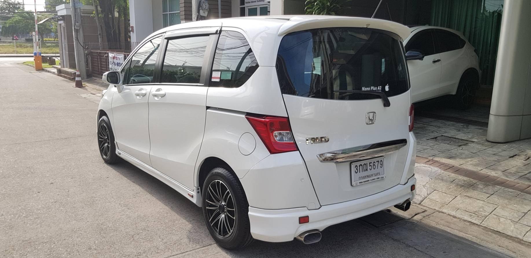 Honda Freed สีขาว