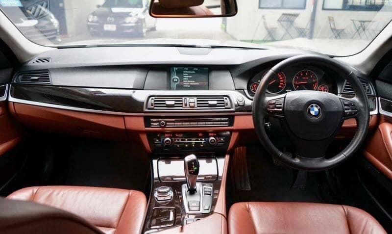 BMW 5 Series Gen6 F10 520i ปี 2013 สีเงิน