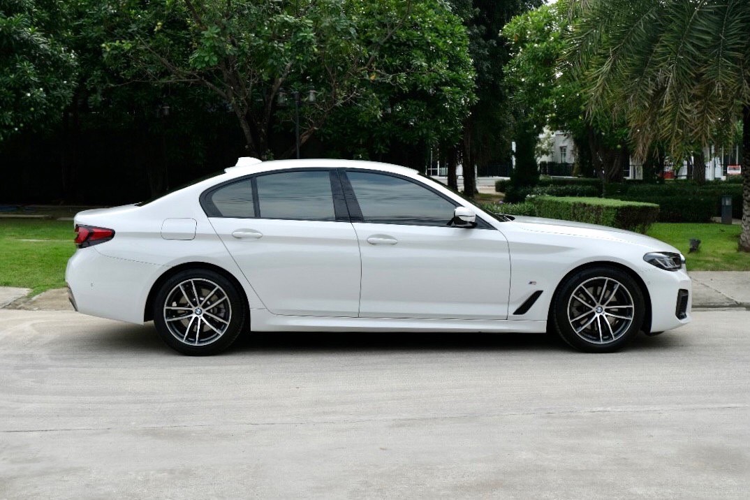 2021 BMW 5 Series G30 520d สีขาว