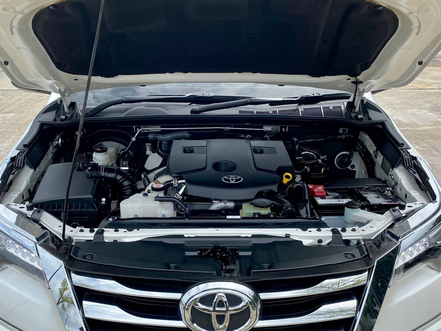 TOYOTA FORTUNER 2.8V 4WD ปี 2019 ไมล์น้อย 33,xxx km. สภาพสีเดิมๆ เข้าเช็คศูนย์ทุกระยะ การันตีไม่มีชน