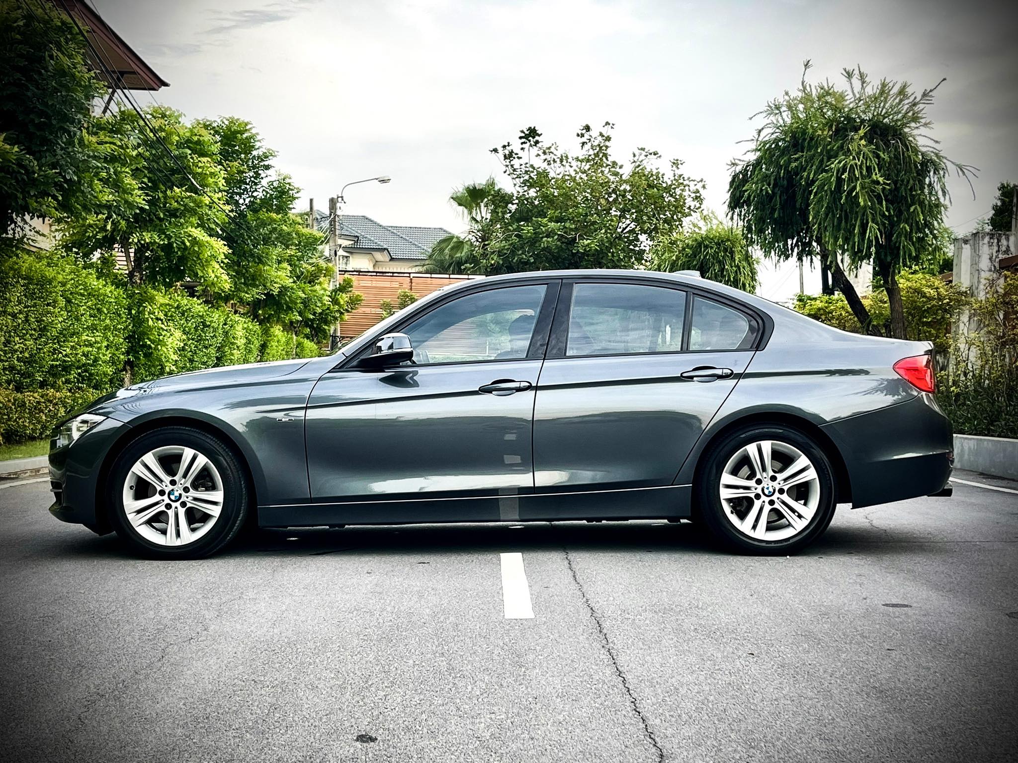 BMW Series 320i Sport สภาพคันนี้ โคตรใหม่เลยคะ ใหม่จริงๆ เอาคอเป็นประกันเลยนะ