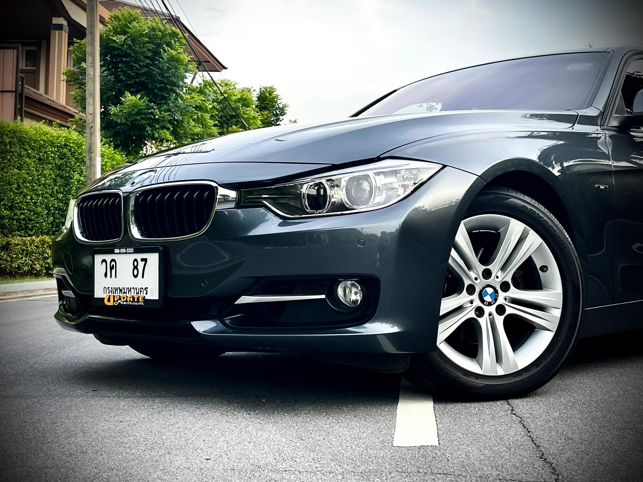 BMW Series 320i Sport สภาพคันนี้ โคตรใหม่เลยคะ ใหม่จริงๆ เอาคอเป็นประกันเลยนะ