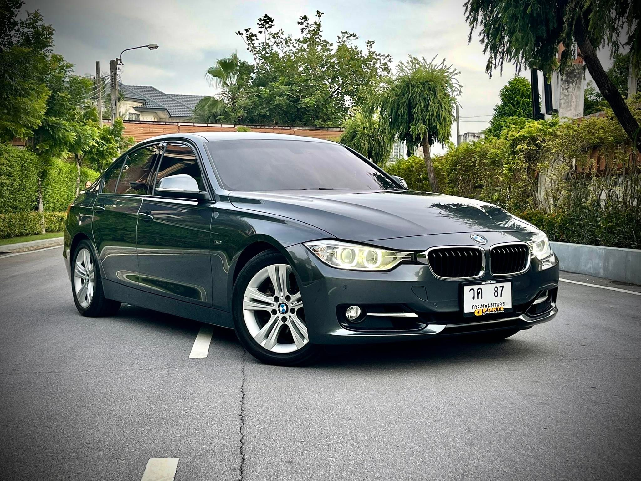 BMW Series 320i Sport สภาพคันนี้ โคตรใหม่เลยคะ ใหม่จริงๆ เอาคอเป็นประกันเลยนะ