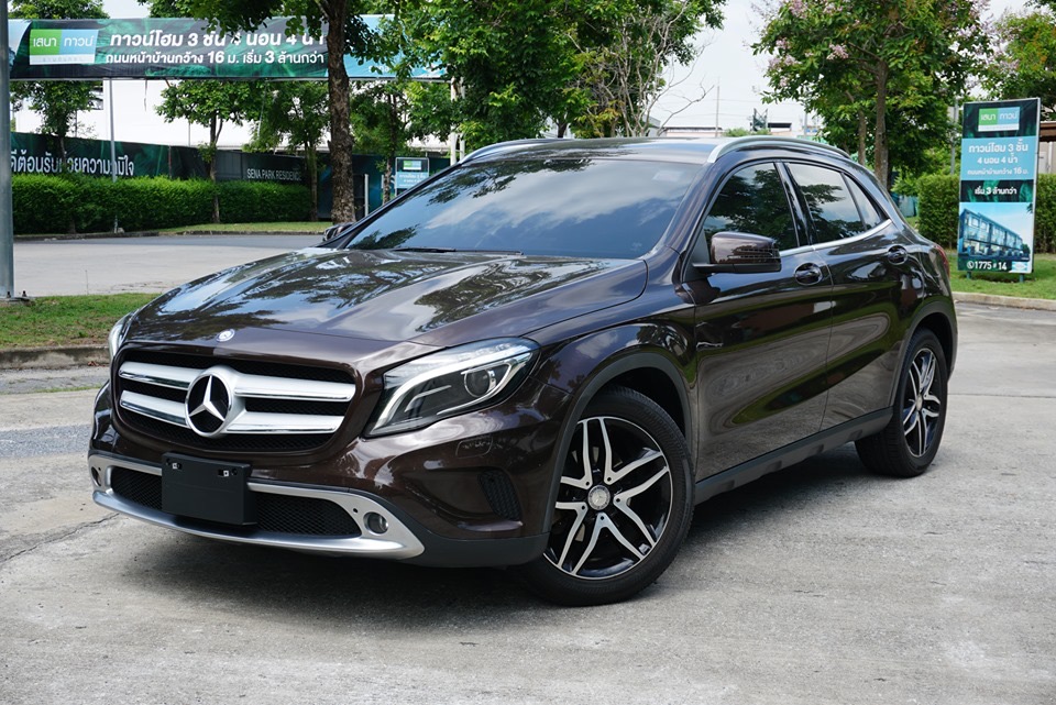 Mercedes-Benz GLA-Class X156 GLA200 ปี 2014 สีน้ำตาล