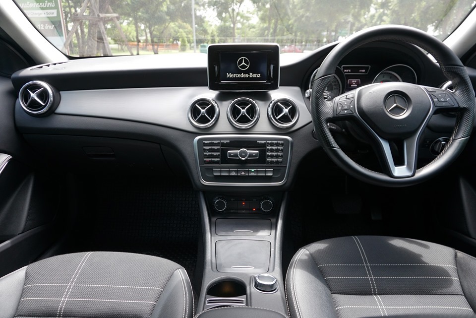 Mercedes-Benz GLA-Class X156 GLA200 ปี 2014 สีน้ำตาล