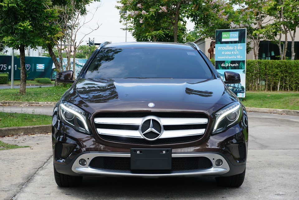 Mercedes-Benz GLA-Class X156 GLA200 ปี 2014 สีน้ำตาล