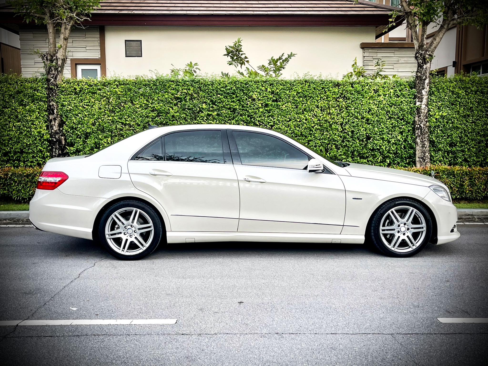 Mercedes Benz E250 CGi AMG เกียร์คอ โคตรใหม่เลยคะ คันนี้