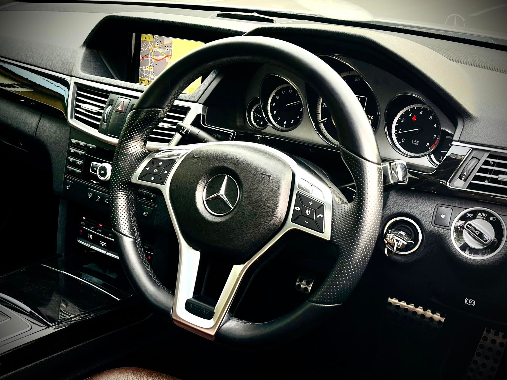 Mercedes Benz E250 CGi AMG เกียร์คอ โคตรใหม่เลยคะ คันนี้