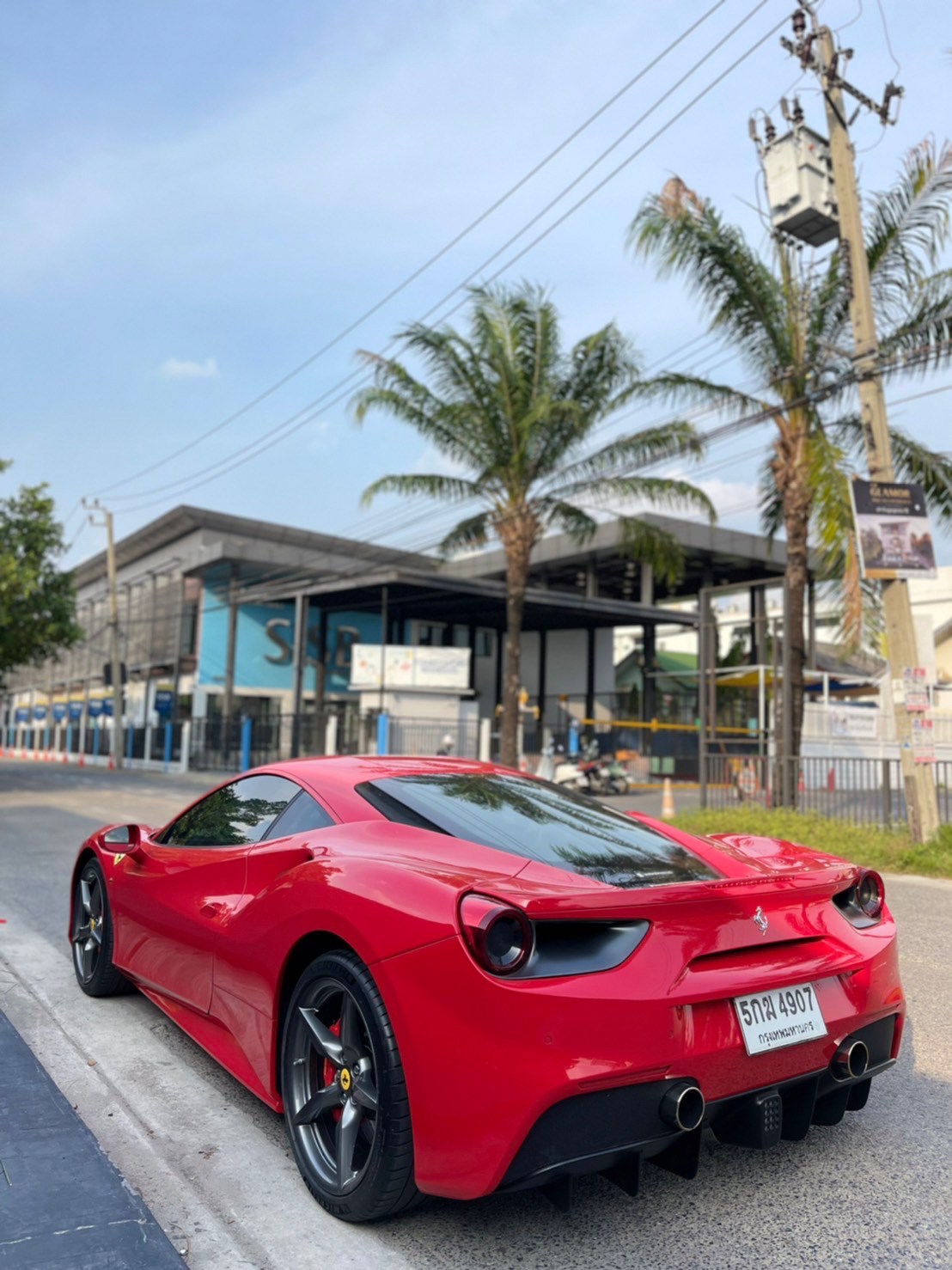 2016 Ferrari 488 GTB สีแดง