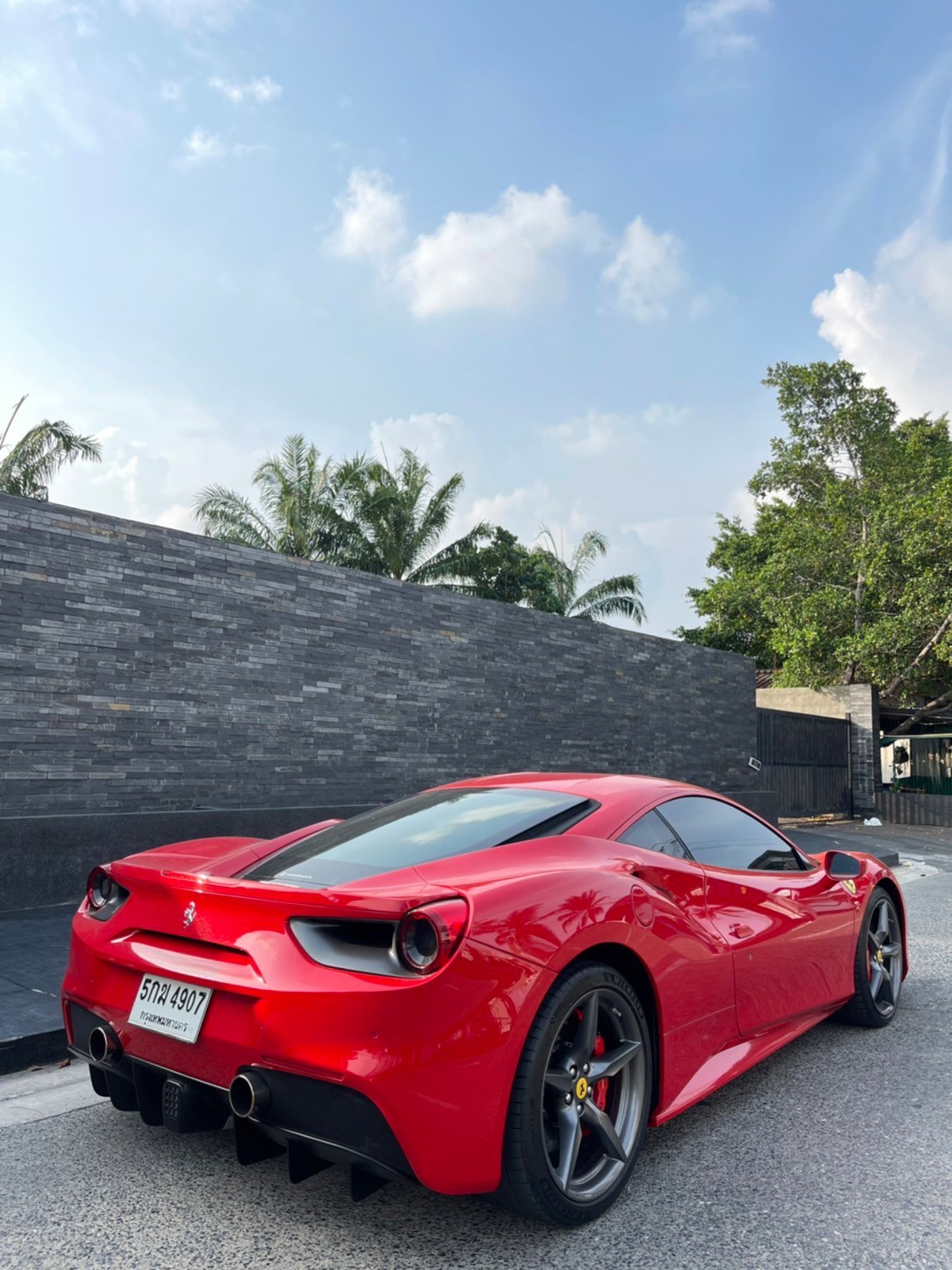 2016 Ferrari 488 GTB สีแดง