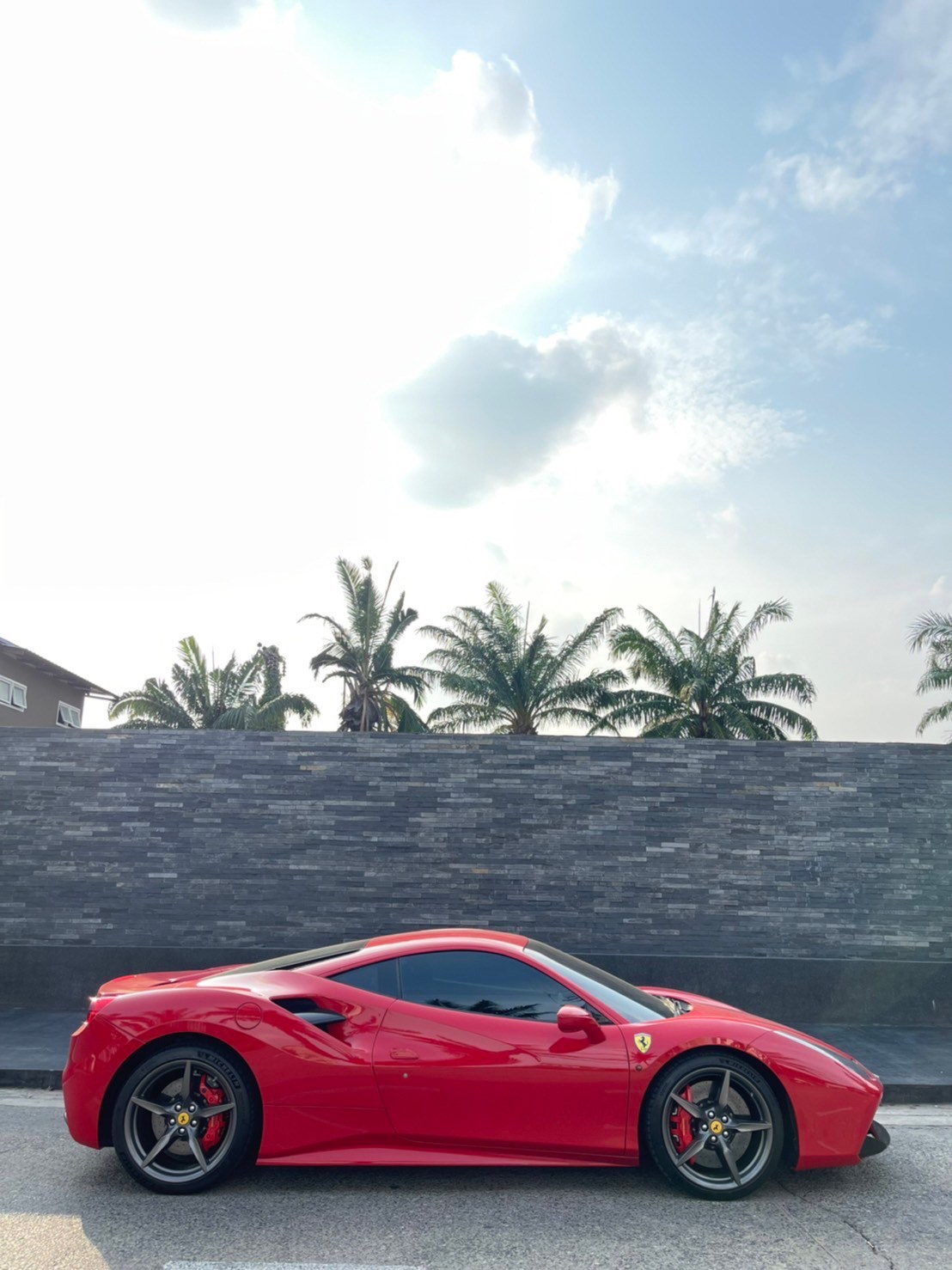 2016 Ferrari 488 GTB สีแดง