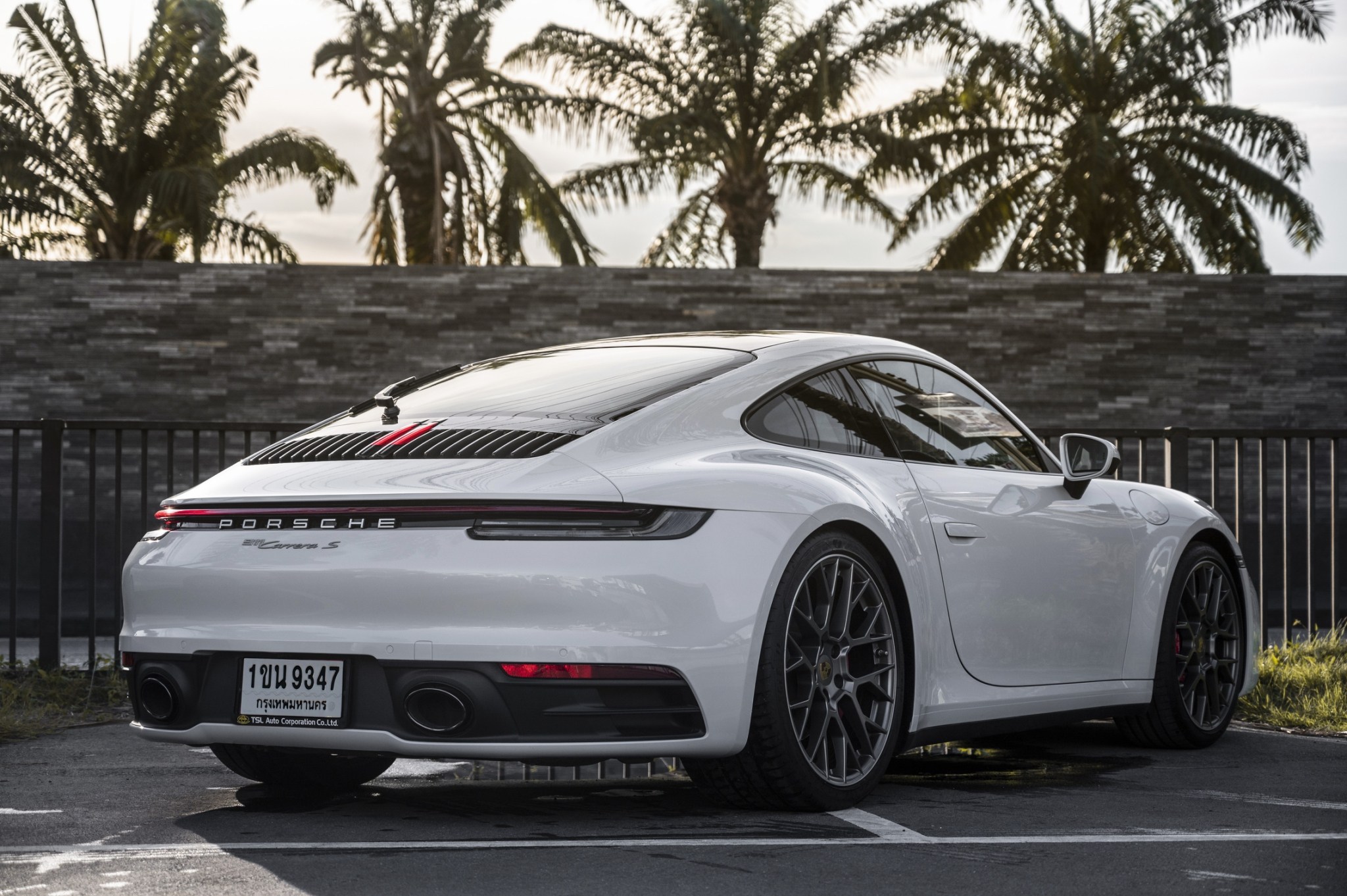 2019 Porsche 992 Carera S สีขาว