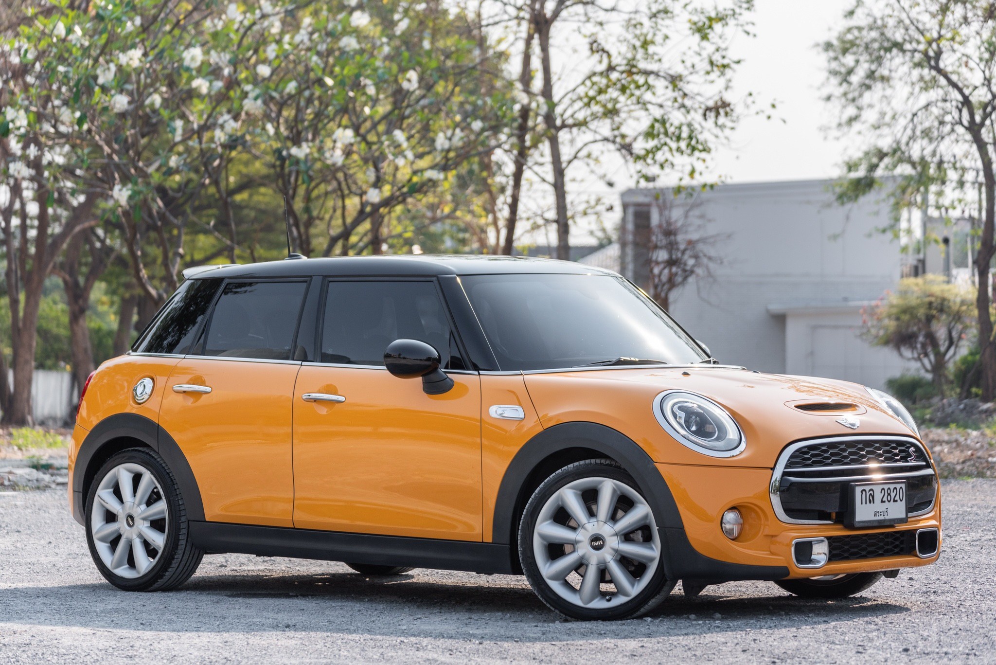 2022 Mini COOPER S 5-TURER RHD สีส้ม