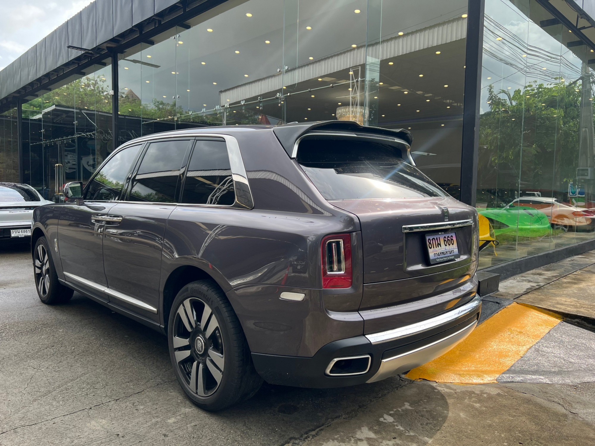 2021 Rolls-Royce Cullinan สีดำ