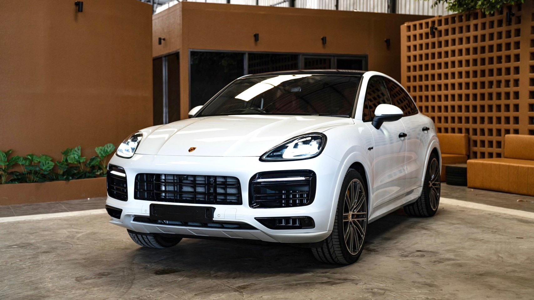 2023 Porsche Cayenne Coupe สีขาว