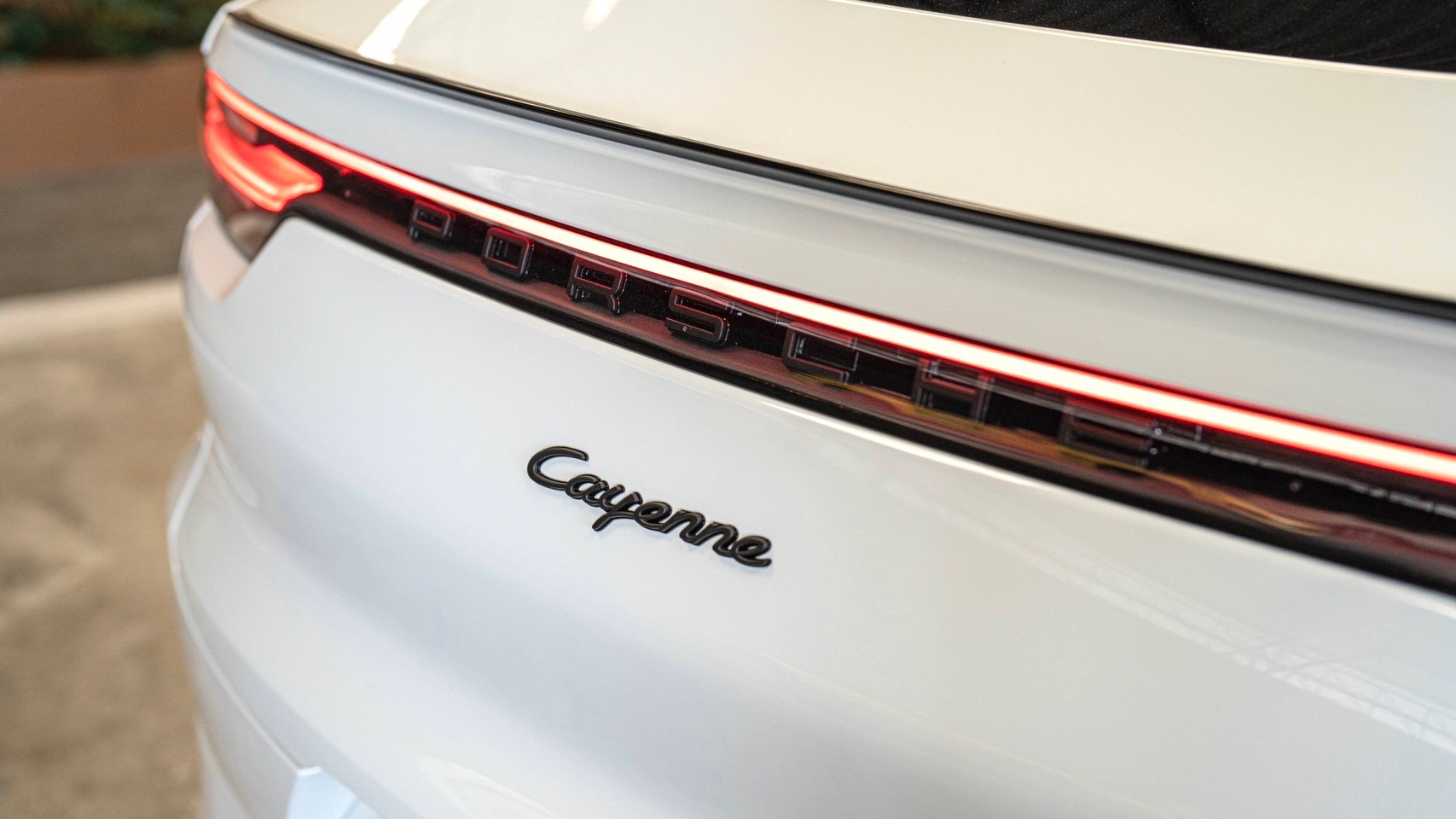 2023 Porsche Cayenne Coupe สีขาว