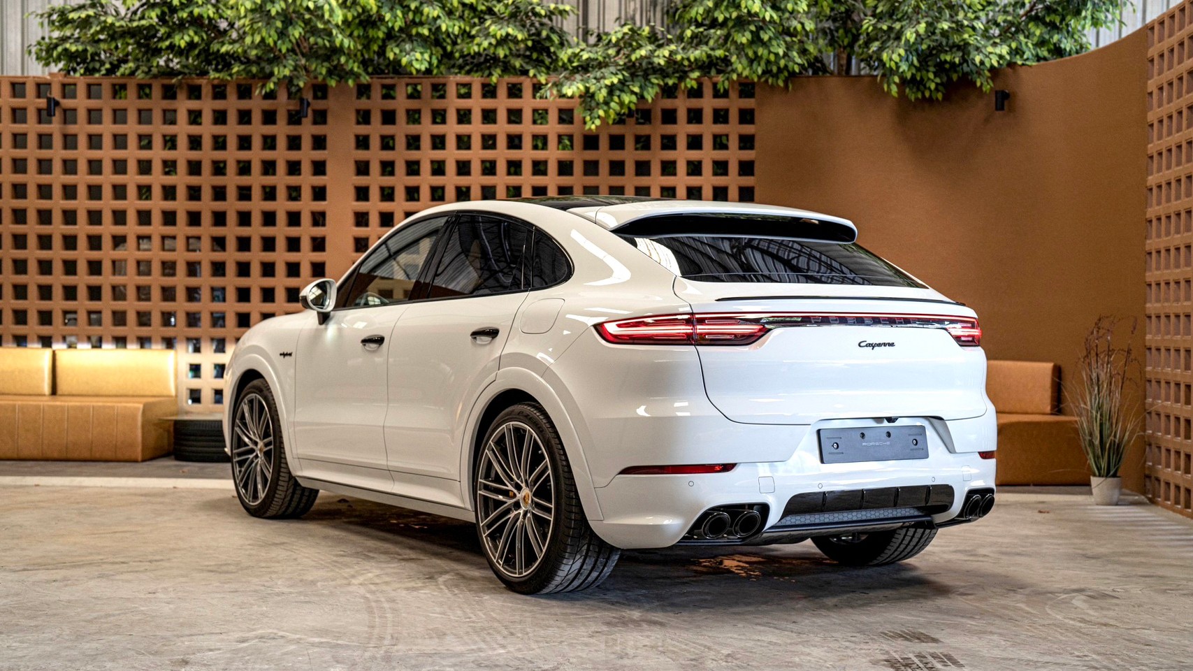 2023 Porsche Cayenne Coupe สีขาว