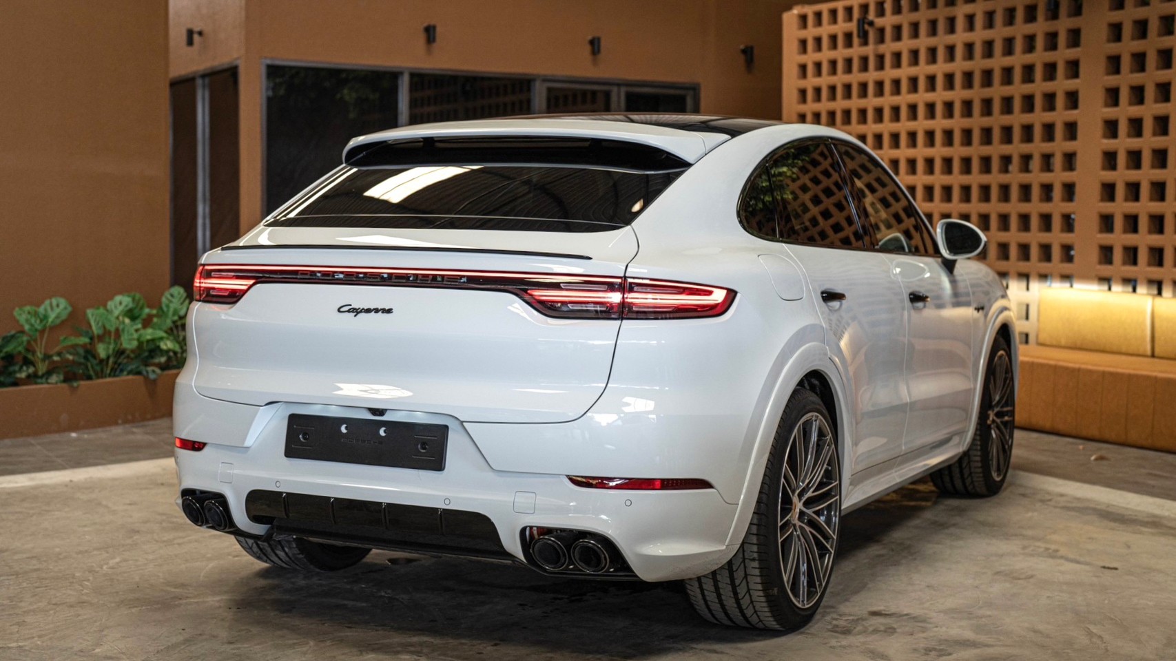 2023 Porsche Cayenne Coupe สีขาว