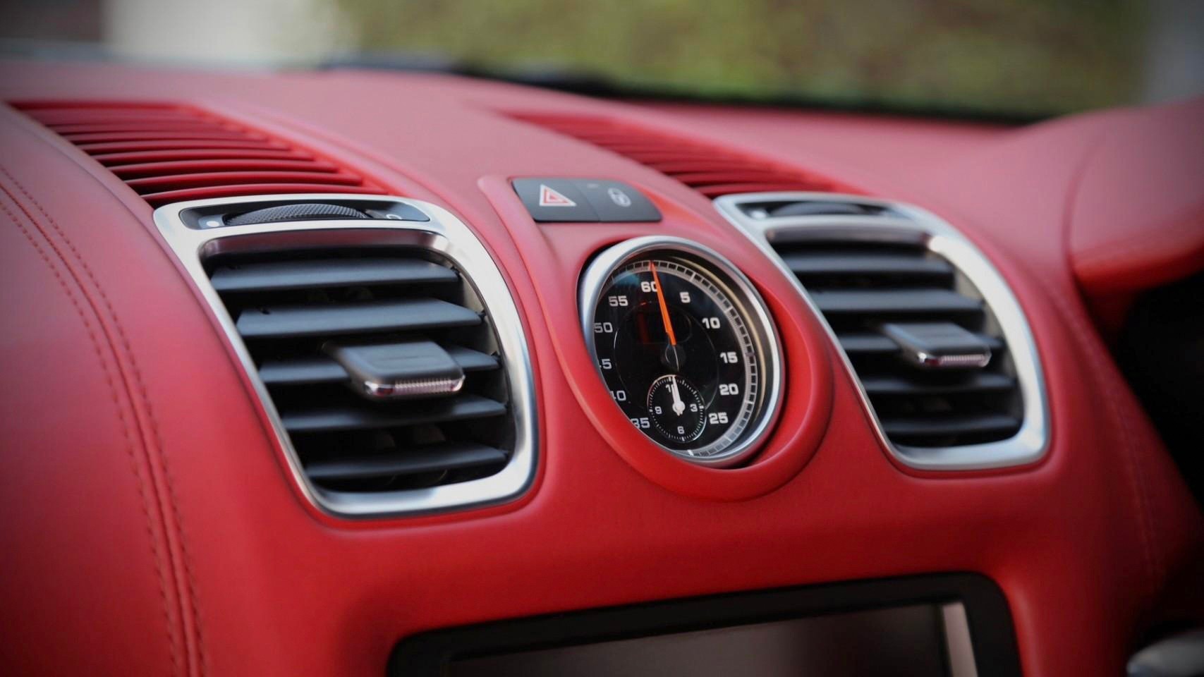 2016 Porsche Cayman 981 สีขาว