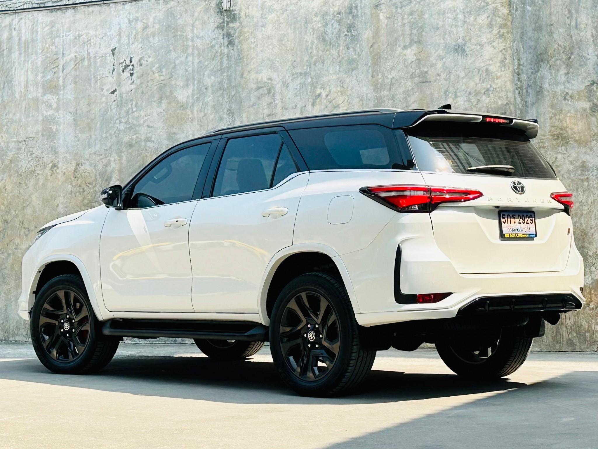 2021 Toyota Fortuner สีขาว